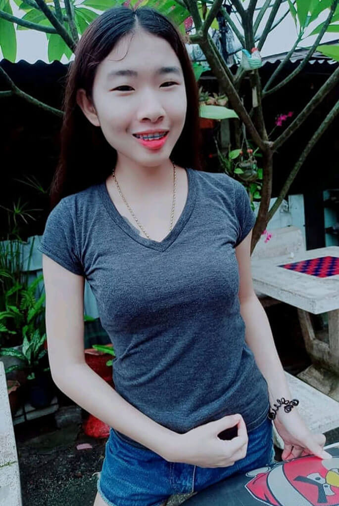 สาวน้อยนั่งถ่างกลีบหีโชว์1